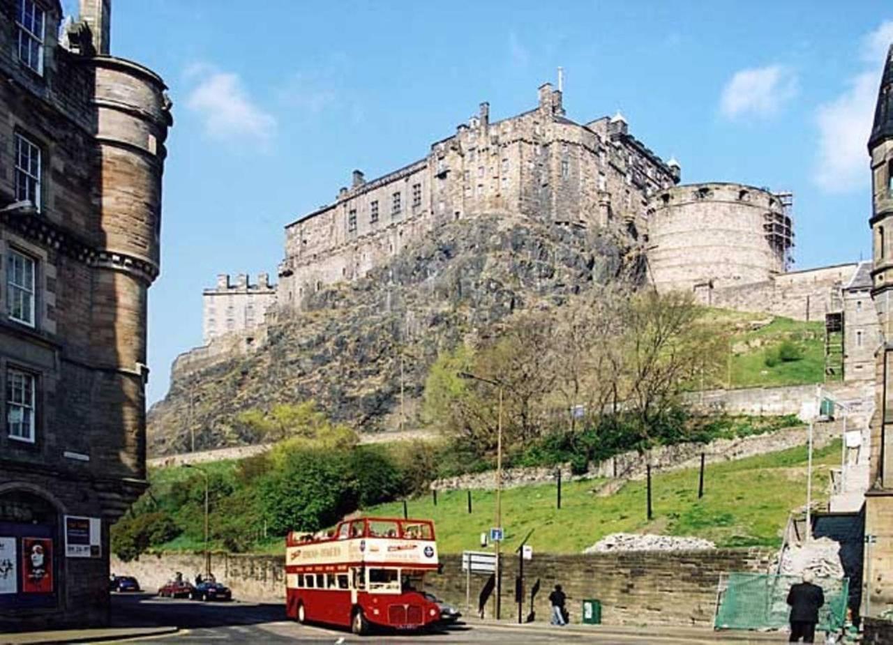 Joivy Unique Old Town Stay Under Edinburgh Castle Exteriör bild