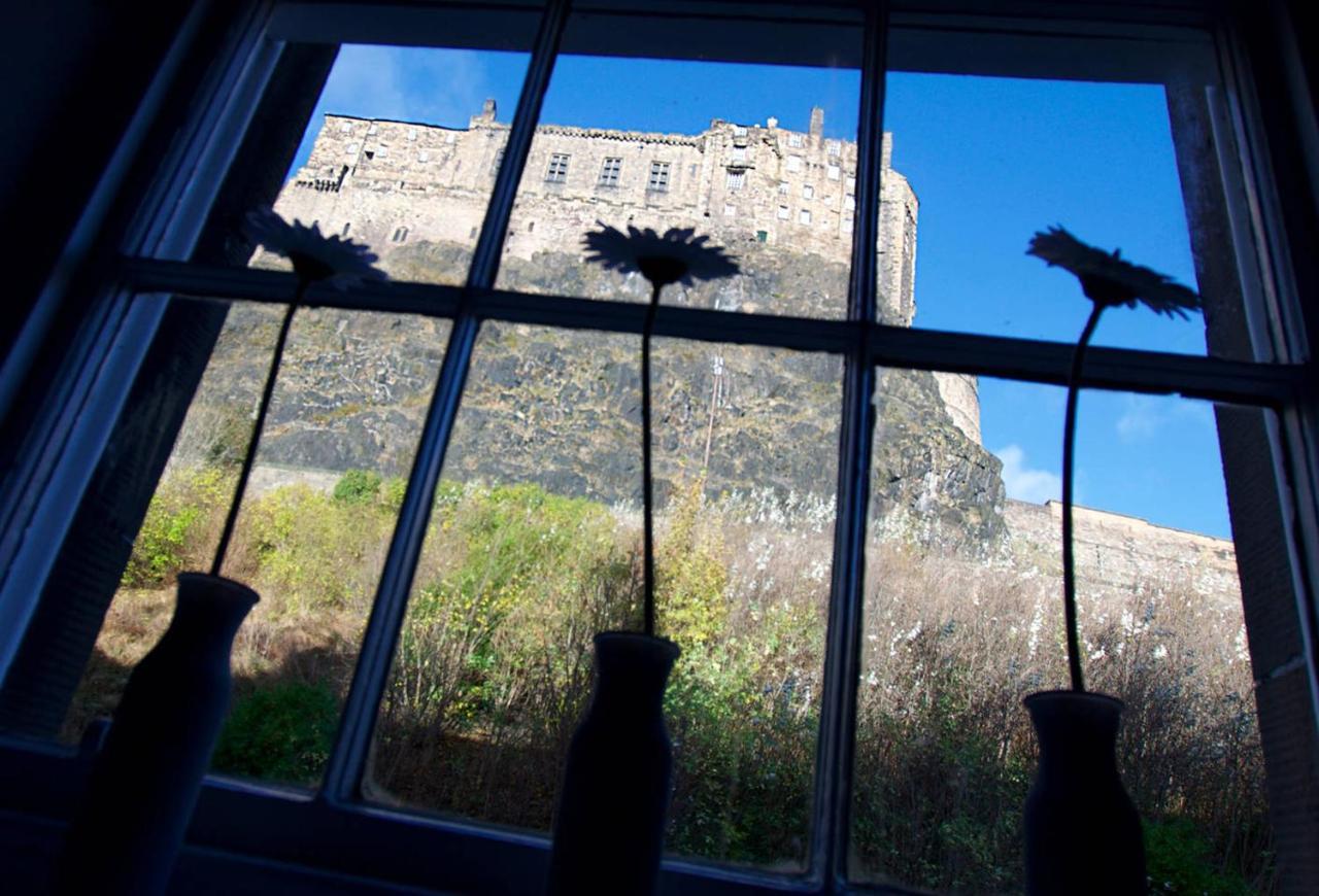 Joivy Unique Old Town Stay Under Edinburgh Castle Exteriör bild